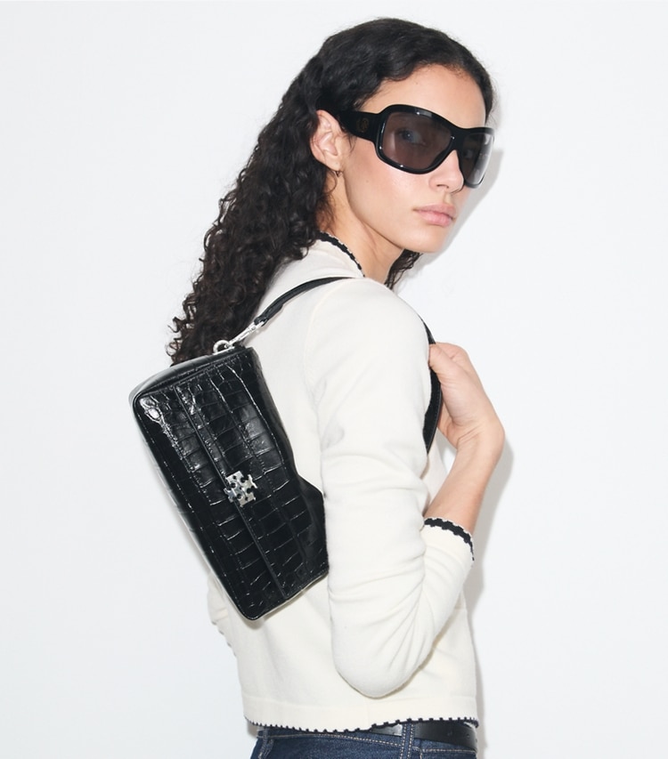 Tory Burch designer borse a tracolla Shoulder bag piccola Charlie con rilievo effetto coccodrillo in Black accessory on model