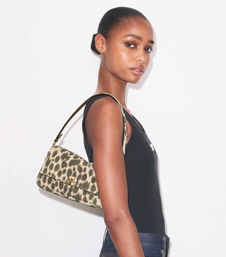 Tory Burch designer borse a tracolla Shoulder bag piccola Charlie in suede in Cheetah Spots accessory on model