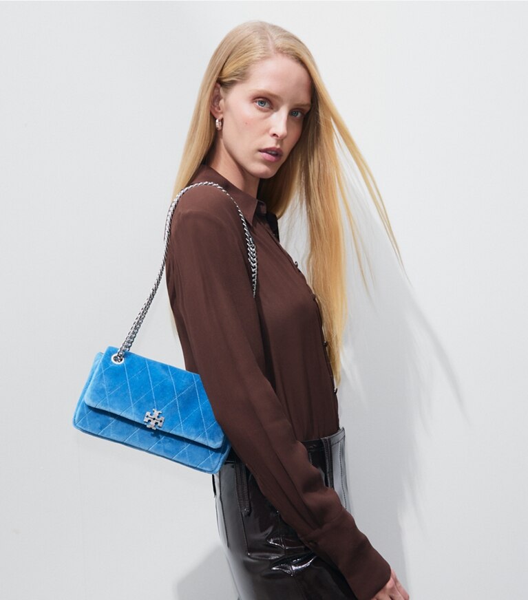 Tory Burch designer borse a tracolla Shoulder bag piccola Charlie in velluto matelassé con pavé in Electric Blue accessory on model