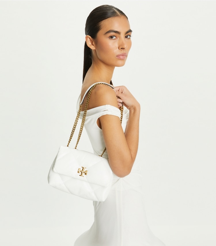 Tory Burch designer borse a tracolla Shoulder bag piccola convertibile Kira con trapuntatura a diamante in Blanc accessory on model
