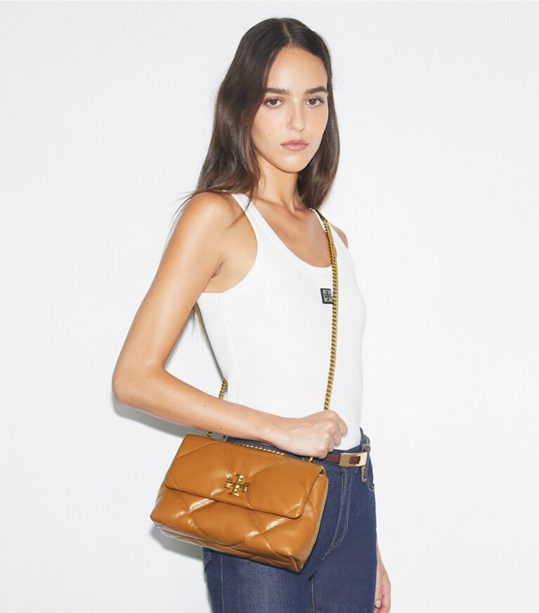 Tory Burch designer borse a tracolla Shoulder bag piccola convertibile Kira con trapuntatura a diamante in Classic Chestnut additional on model