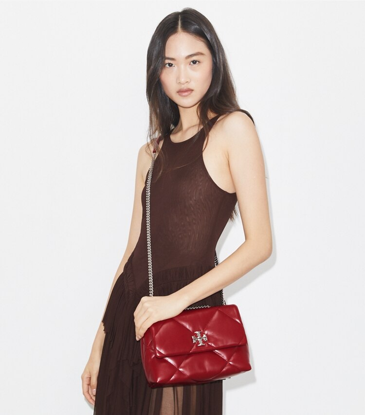 Tory Burch designer borse a tracolla Shoulder bag piccola convertibile Kira con trapuntatura a diamante in Red additional on model