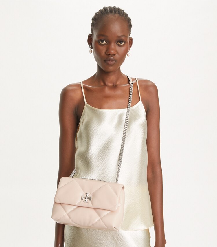 Tory Burch designer borse a tracolla Shoulder bag piccola convertibile Kira con trapuntatura a diamante in Soft Pink additional on model
