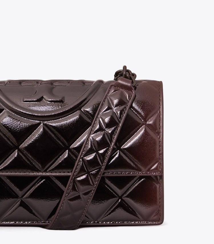 Tory Burch designer borse a tracolla Shoulder bag piccola Fleming in pelle verniciata in Deep Burgundy dettaglio