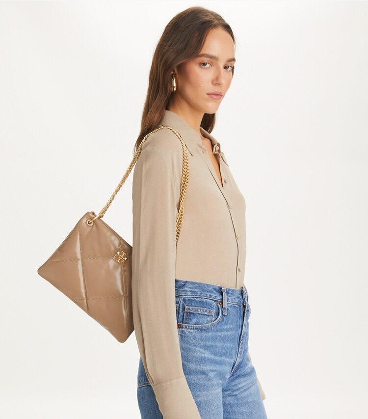 Tory Burch designer borse a tracolla Shoulder bag piccola Kira con trapuntatura a diamante in Taupe Oak accessory on model