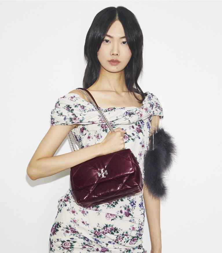Tory Burch designer borse a tracolla Shoulder bag piccola Kira con trapuntatura a diamante effetto consumato in Dark Carmine angle