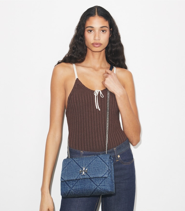 Tory Burch designer borse a tracolla Shoulder bag piccola Kira in denim con trapuntatura a diamante in Blue additional on model