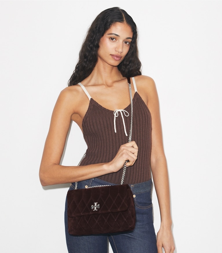 Tory Burch designer borse a tracolla Shoulder bag piccola Kira in suede con trapuntatura a diamante in Licorice accessory on model