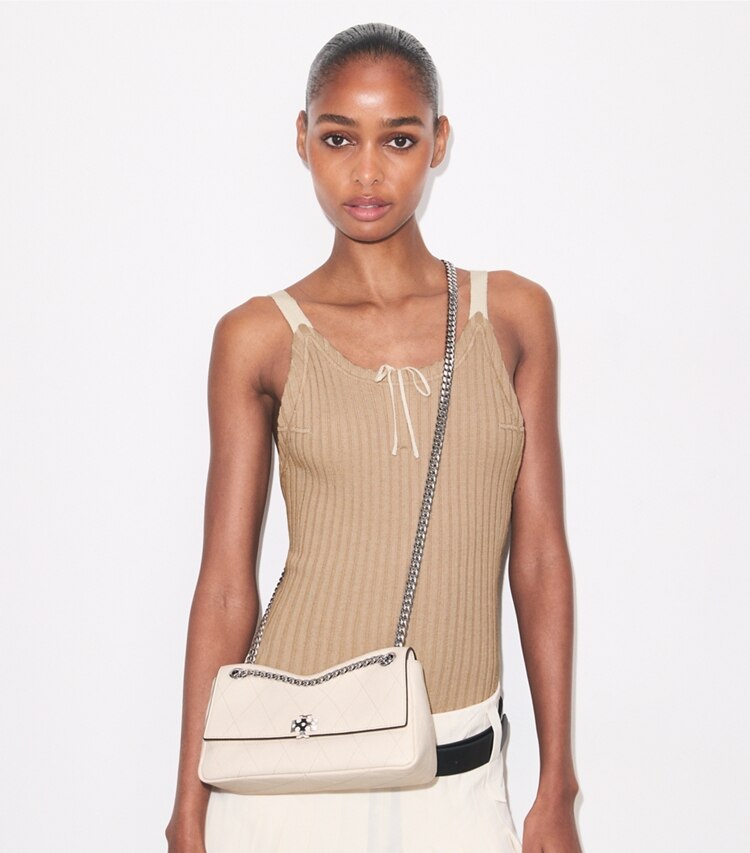 Tory Burch designer borse a tracolla Shoulder bag piccola matelassé Charlie in Light Cream accessory on model