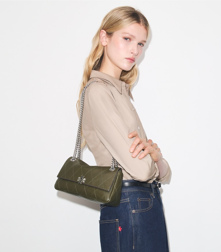 Tory Burch designer borse a tracolla Shoulder bag piccola matelassé Charlie in Dark Olive accessory on model