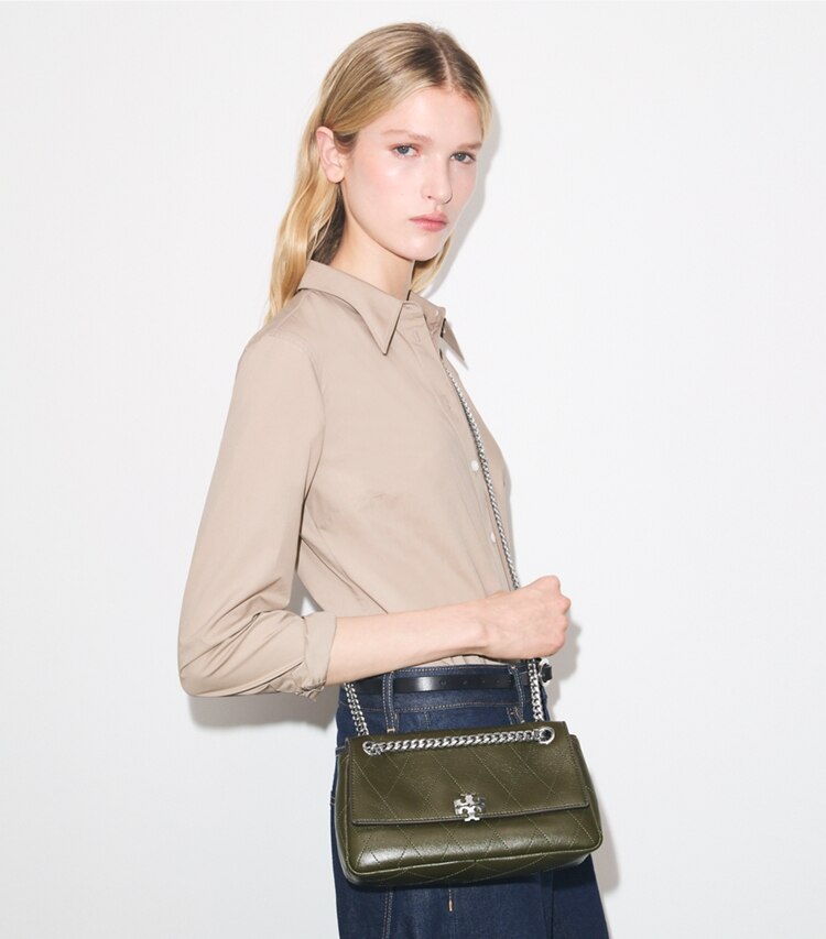 Tory Burch designer borse a tracolla Shoulder bag piccola matelassé Charlie in Dark Olive additional on model