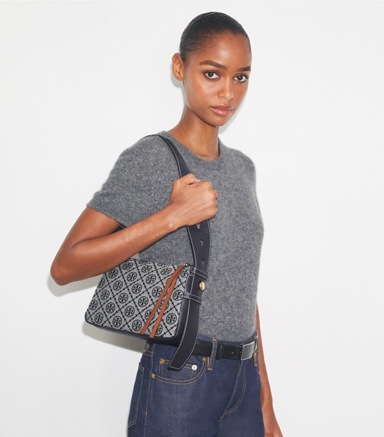 Tory Burch designer borse a tracolla Shoulder bag piccola Romy T Monogram in Tory Navy accessory on model
