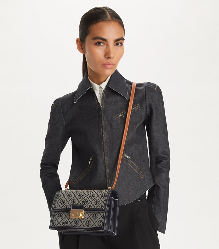 Tory Burch designer borse a tracolla Shoulder bag T Monogram in Tory Navy accessory on model
