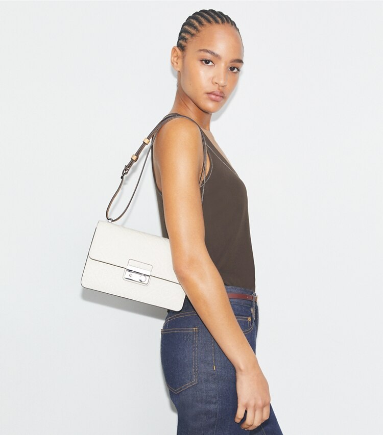 Tory Burch designer borse a tracolla Shoulder bag T Monogram martellata in Warm White accessory on model