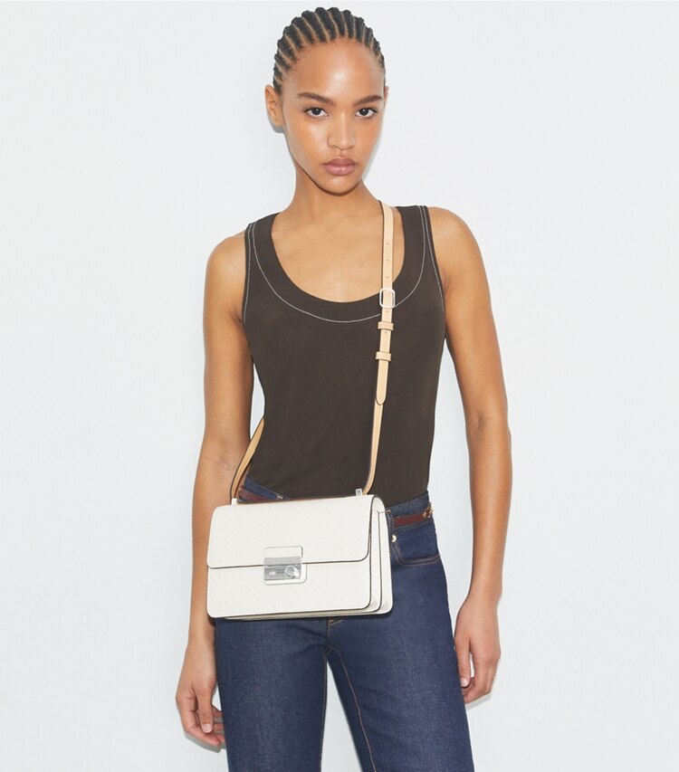 Tory Burch designer borse a tracolla Shoulder bag T Monogram martellata in Warm White additional on model