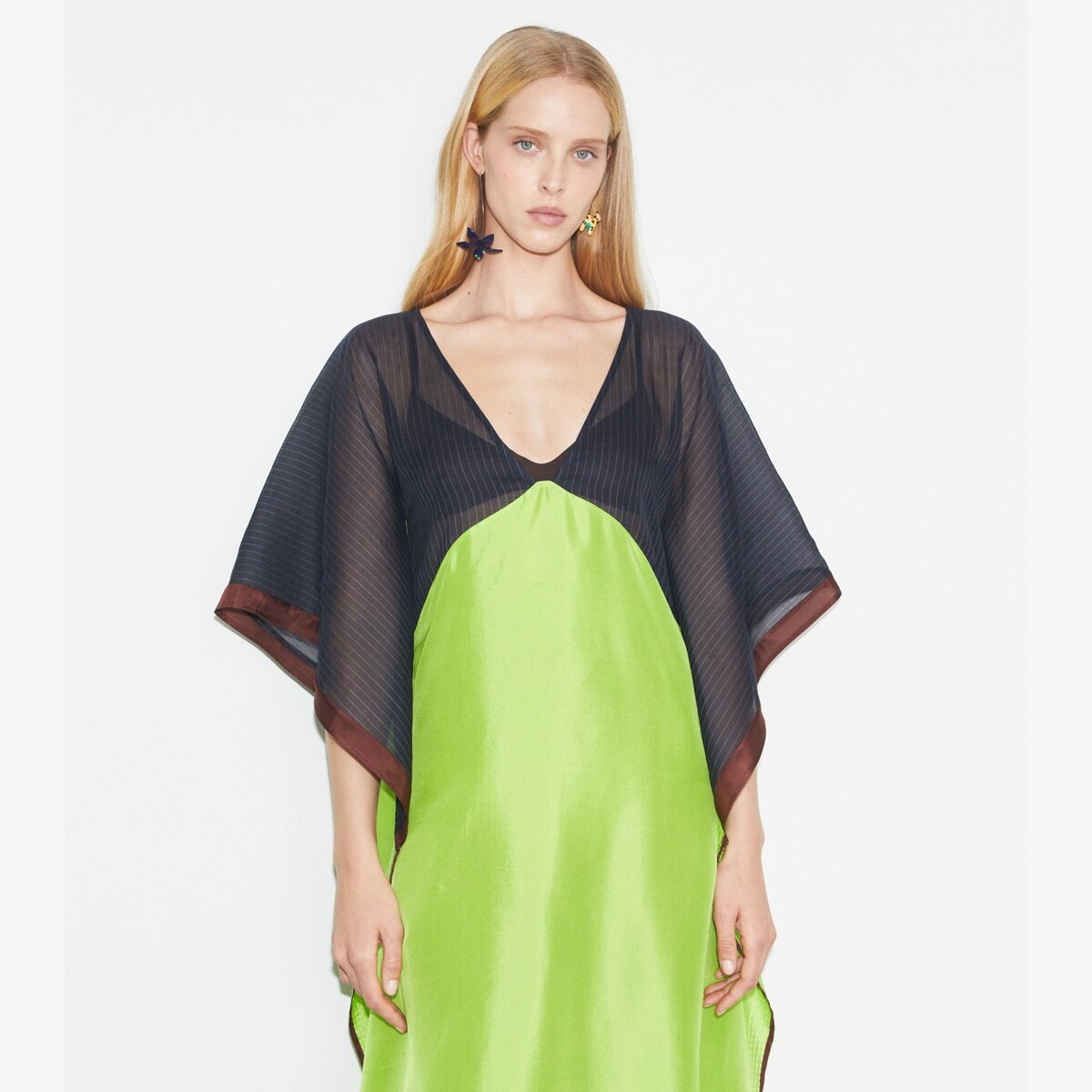 ダウンジャケット・コート Tory Burch Silk Blend Long Caftan With High Collar silk-caftan-on-model-detail.