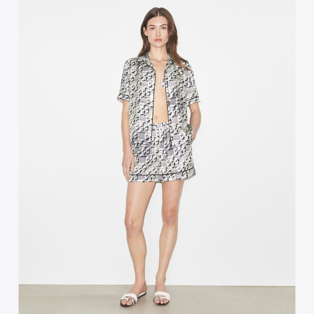 ショートパンツ TORY BURCH Silk shorts with pixelated logo print Silk shorts with pixelated logo print TORY BURCH - Nugnes1920