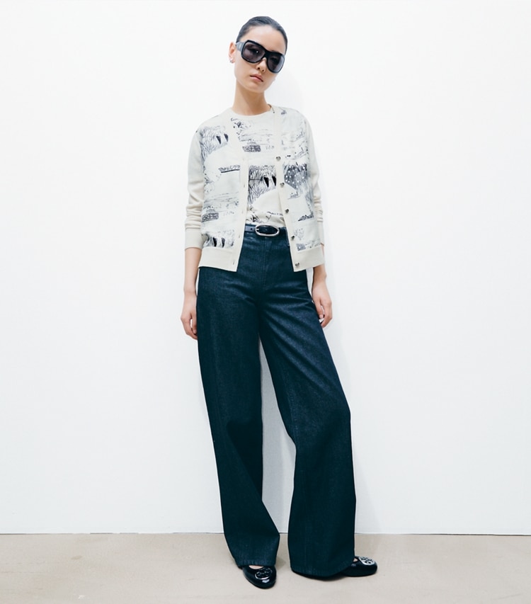 Tory Burch designer セーター シルクフロント カーディガン in New Ivory / Ivory Forest モデル前面