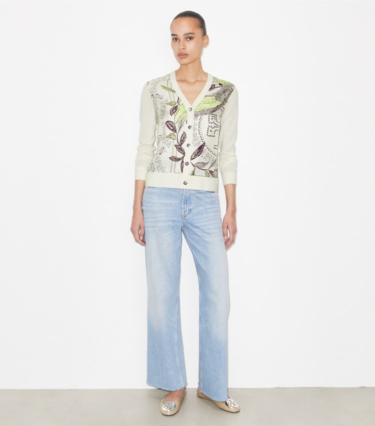 Tory Burch designer セーター シルクフロント カーディガン in New Ivory / Mint Cockatoo モデル前面