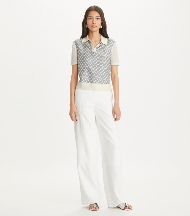 Tory Burch designer セーター シルクフロント ポロシャツ in NEW IVORY / Blue Mini Zebra モデル前面