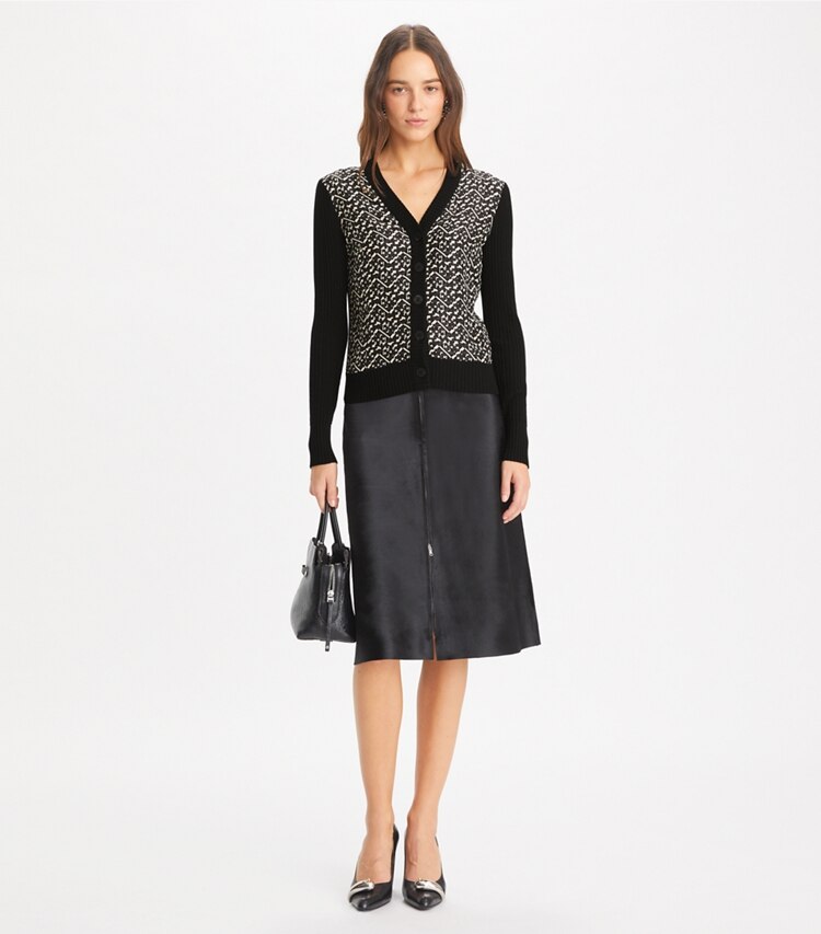 Tory Burch designer セーター シルクフロント ウール カーディガン in Black / Black Prismatic Small T Monogram モデル前面