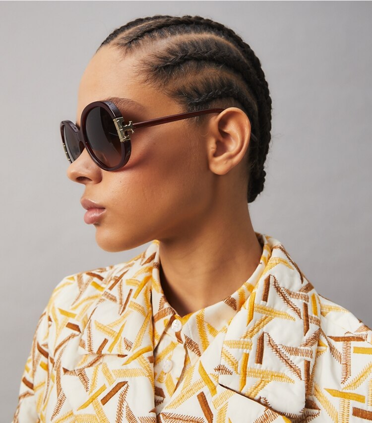 Tory Burch designer occhiali da vista & da sole Single T Oval Sunglasses in BORDEAUX accessory on model