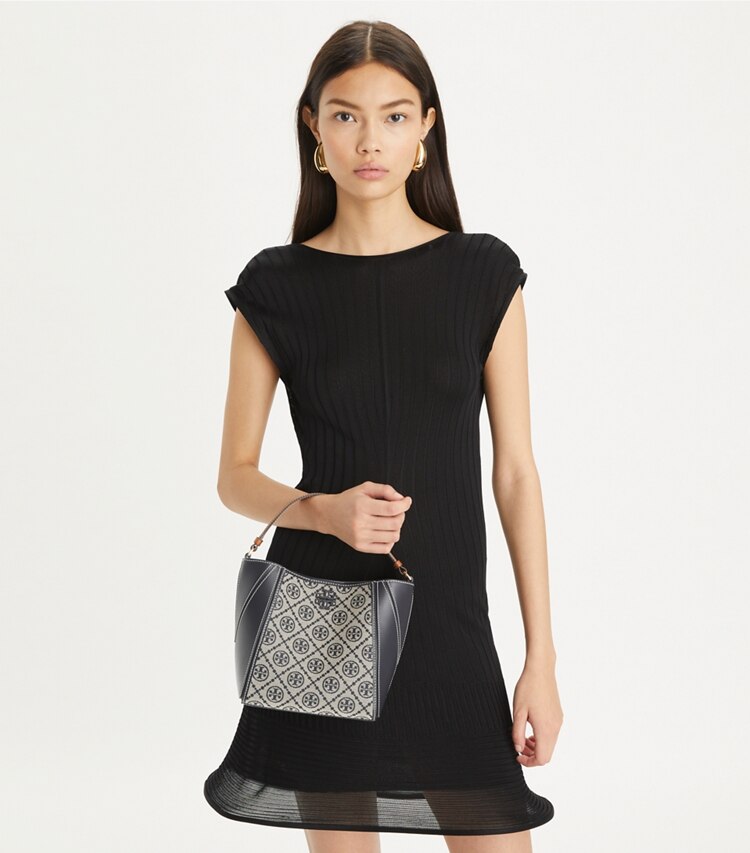 Tory Burch designer クロスボディバッグ マックグロー Tモノグラム スモールバケットバッグ in Tory Navy accessory on model