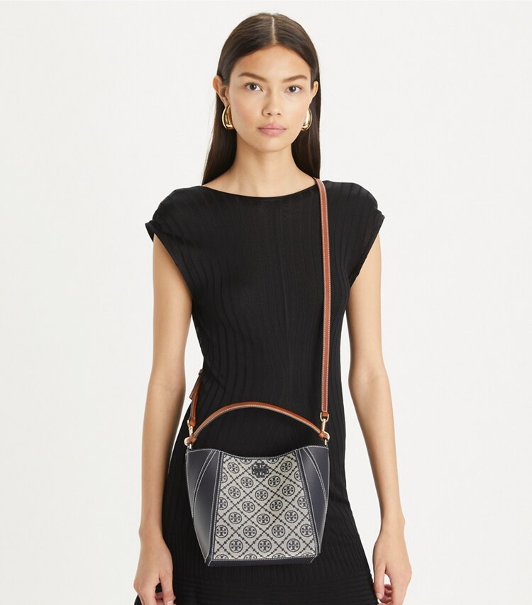 Tory Burch designer クロスボディバッグ マックグロー Tモノグラム スモールバケットバッグ in Tory Navy additional on model