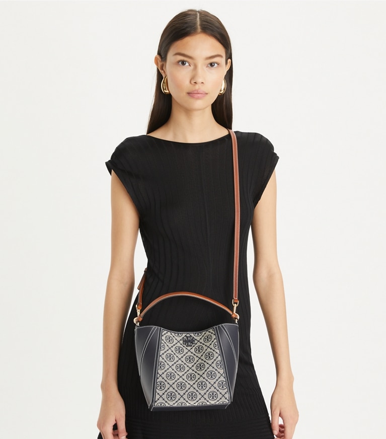Tory Burch designer クロスボディバッグ マックグロー Tモノグラム スモールバケットバッグ in Tory Navy angle