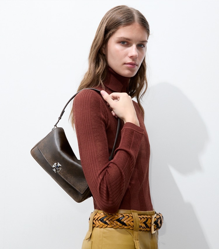 Tory Burch designer ショルダーバッグ チャーリー ディストレスト スモール ショルダーバッグ in New Barley/ Dark Roast accessory on model