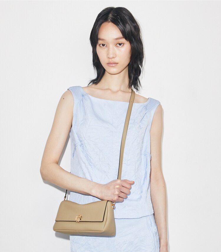 Tory Burch designer sacs porté épaule Small Charlie Shoulder Bag in Soft Cement additional on model