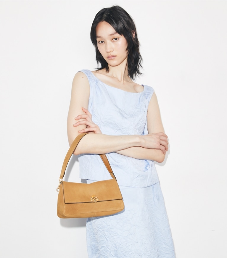 Tory Burch designer sacs porté épaule Small Charlie Suede Shoulder Bag in Wild Tobacco accessory on model