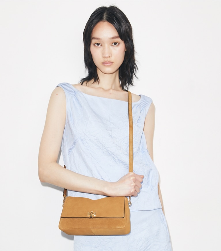 Tory Burch designer sacs porté épaule Small Charlie Suede Shoulder Bag in Wild Tobacco additional on model