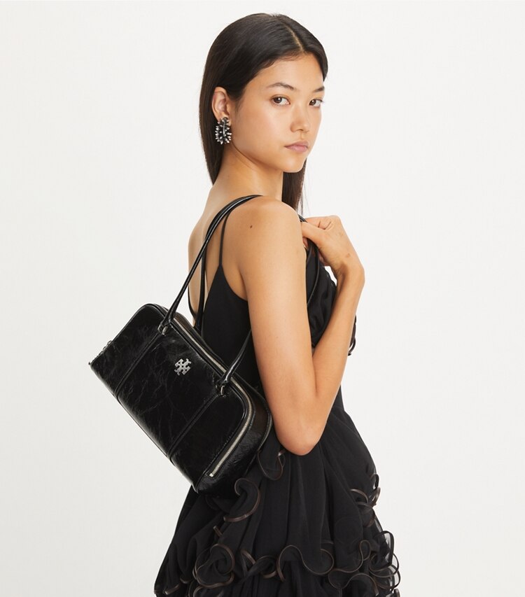 Tory Burch designer ショルダーバッグ マシュマロ クリンクルレザー スモールサッチェル in Black accessory on model