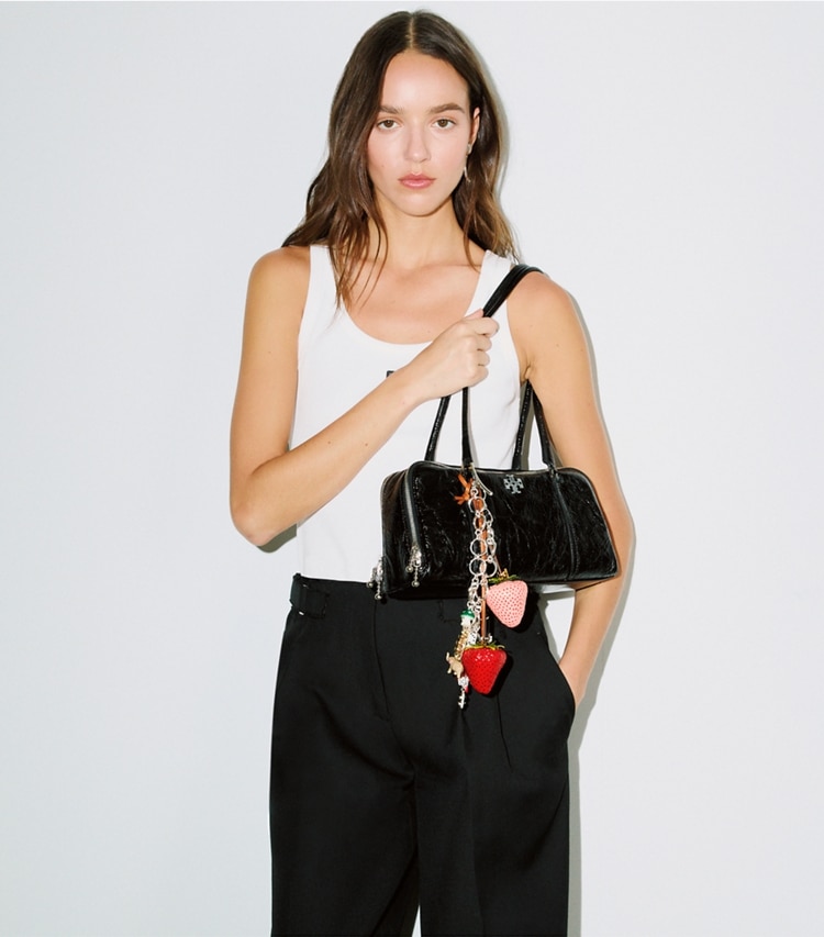 Tory Burch designer ショルダーバッグ マシュマロ クリンクルレザー スモールサッチェル in Black accessory on model