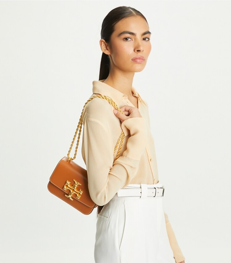Tory Burch designer ショルダーバッグ エレノア スモールバッグ in Malt Whiskey accessory on model