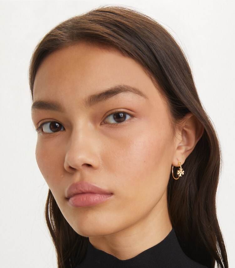 Tory Burch designer ohrringe Small Eleanor Hoop Earring in Tory Gold accessory on model
