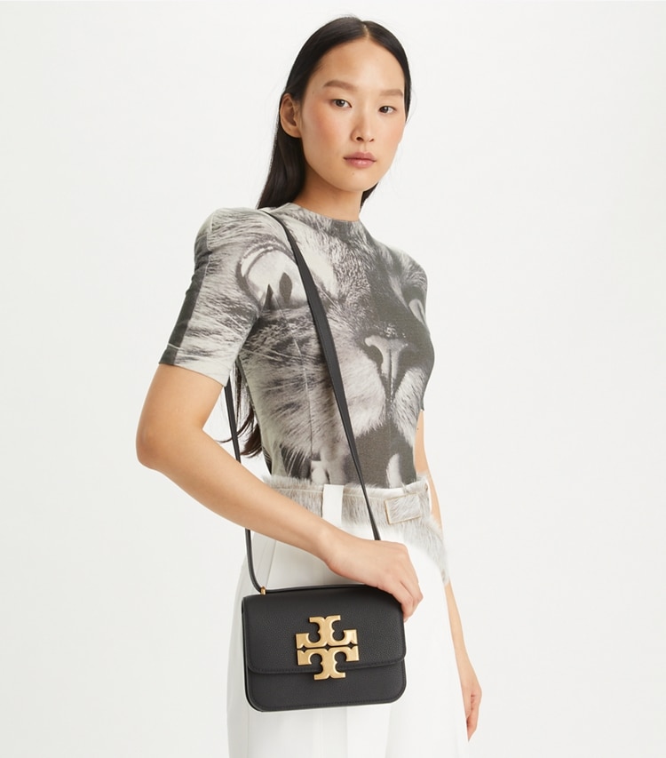 Tory Burch designer ショルダーバッグ エレノア ペブルド スモールバッグ in Black accessory on model