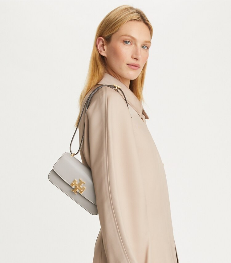 Tory Burch designer ショルダーバッグ エレノア スモールレクタンギュラーバッグ in Bay Gray accessory on model