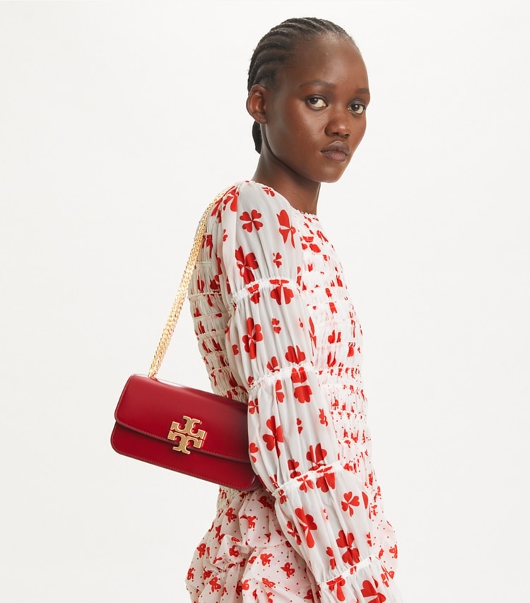 Tory Burch designer ショルダーバッグ エレノア スモールレクタンギュラーバッグ in Ruby accessory on model