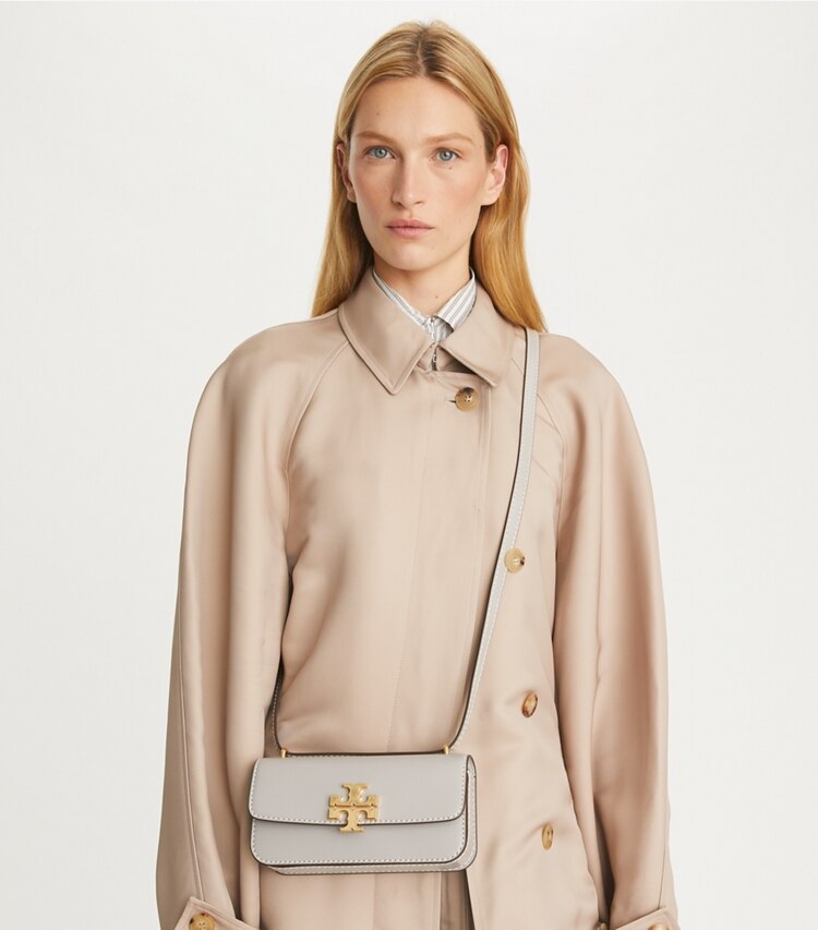 Tory Burch designer ショルダーバッグ エレノア スモールレクタンギュラーバッグ in Bay Gray additional on model