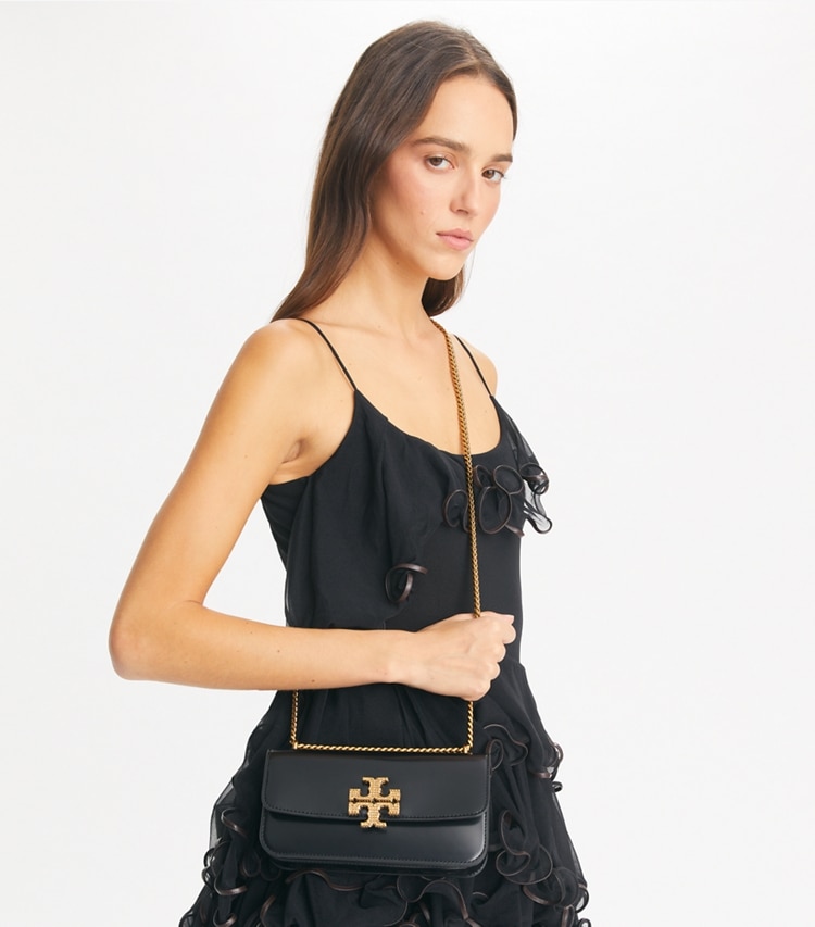 Tory Burch designer ショルダーバッグ エレノア スモールレクタンギュラーバッグ in Black additional on model