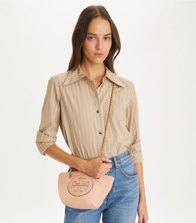 Tory Burch designer クロスボディバッグ エラ チェーン スモールクロスボディ in Pink Sand accessory on model