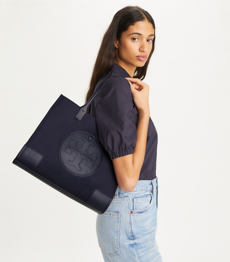Tory Burch designer トートバッグ エラ スモール トート in Tory Navy accessory on model