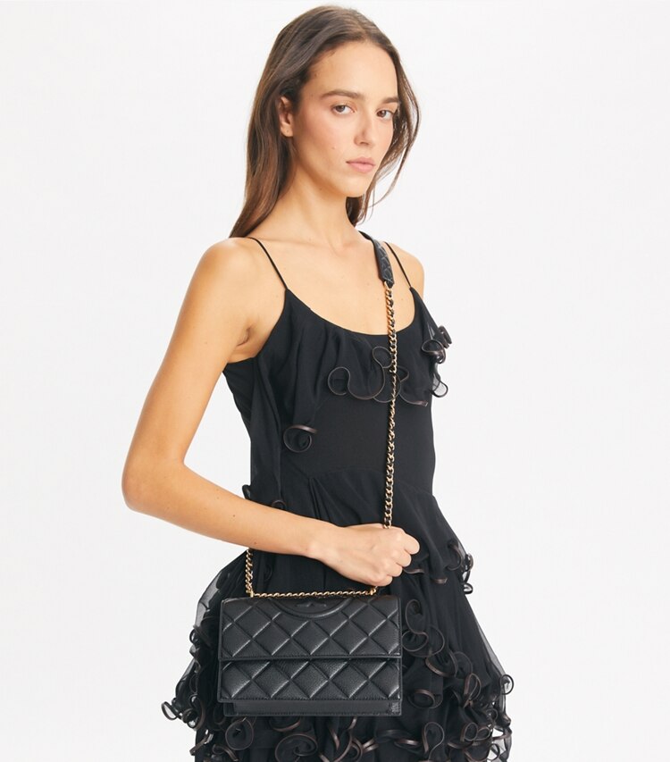 Tory Burch designer ショルダーバッグ フレミング コンバーチブル スモールショルダーバッグ in Black additional on model