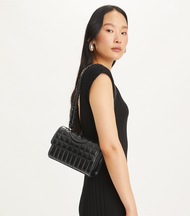 Tory Burch designer ショルダーバッグ フレミング メタリック キルト スモール コンバーチブル ショルダーバッグ in Black accessory on model