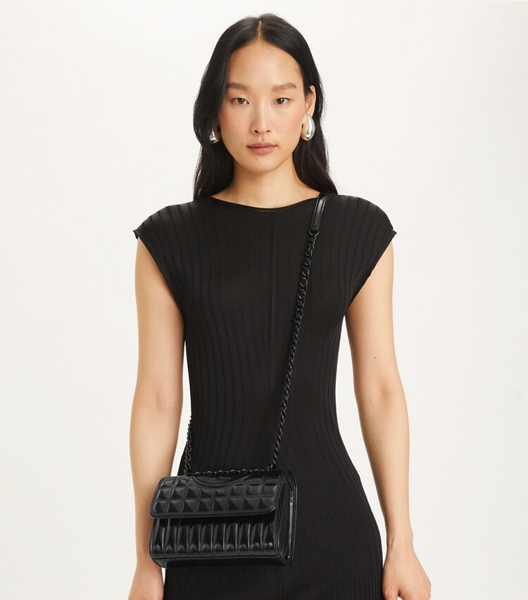 Tory Burch designer ショルダーバッグ フレミング メタリック キルト スモール コンバーチブル ショルダーバッグ in Black additional on model