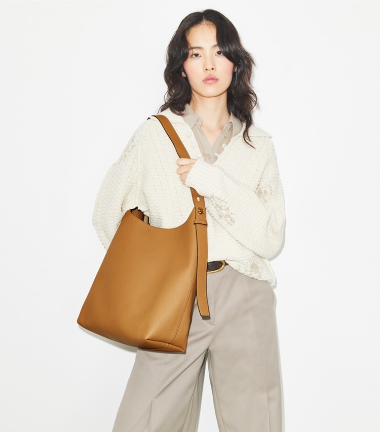 Tory Burch designer ホーボーバッグ ロミー スモール ホーボーバッグ in Tiramisu accessory on model