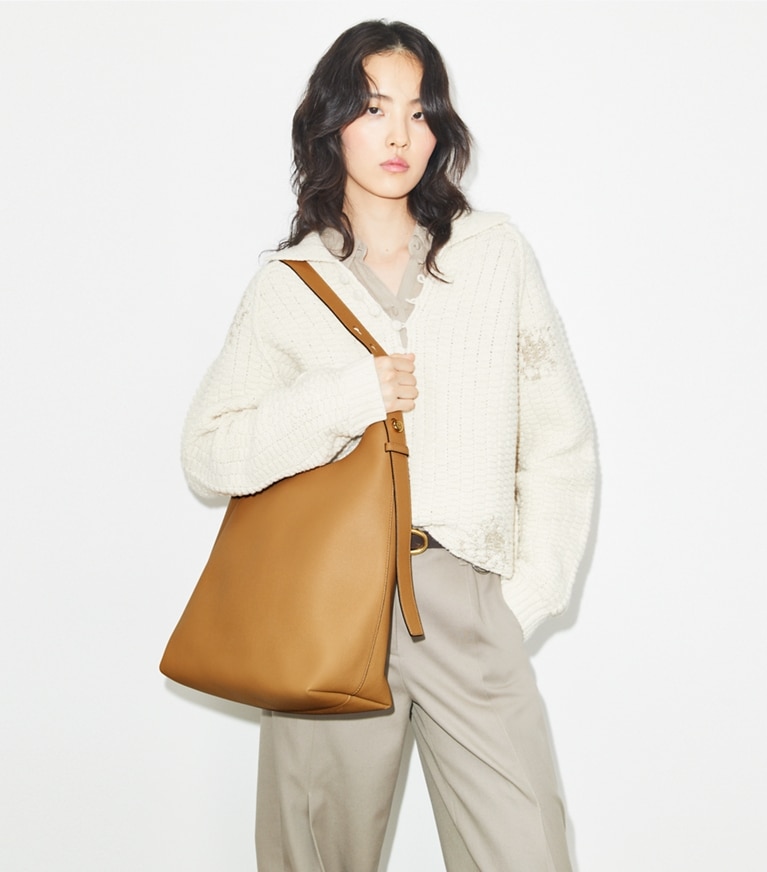 Tory Burch designer ホーボーバッグ ロミー スモール ホーボーバッグ in Tiramisu additional on model