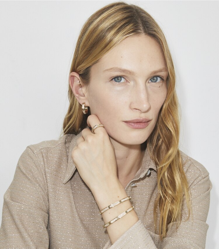 Tory Burch designer イヤリング＆ピアス ミラー スタッズ スモール フープピアス in Tory Gold / Crystal accessory on model